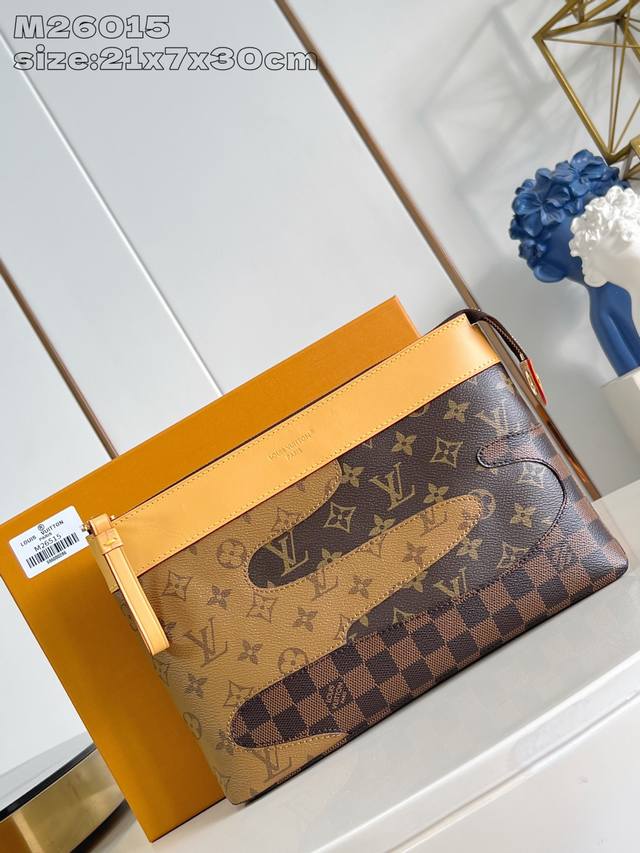 出厂价P 顶级原单 M26015 本款 Pochette Voyage Souple 手拿包取材经典 Monogram 涂层帆布,依托日本 Boro 拼布工艺为 出厂价P 顶级原单 M26015 本款 Pochette Voyage Souple 手拿包取材经典 Monogram 涂层帆布,依托日本 Boro 拼布工艺为