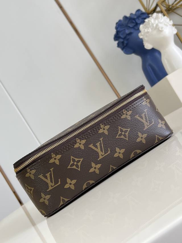 出厂价P 顶级原单 M43689老花 本款 Packing Cube 中号收纳包为路易威登收纳艺术新作,以 Monogram 帆布搭配牛皮革饰边,既可置于行李箱 出厂价P 顶级原单 M43689老花 本款 Packing Cube 中号收纳包为路易威登收纳艺术新作,以 Monogram 帆布搭配牛皮革饰边,既可置于行李箱