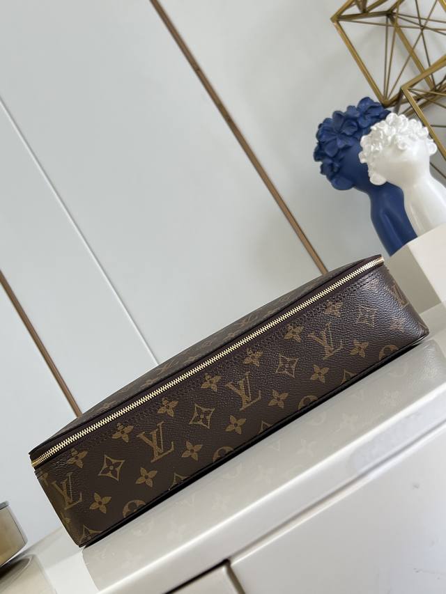 出厂价P 顶级原单 M43690老花 本款 Packing Cube 大号收纳包为路易威登收纳艺术新作，以 Monogram 帆布搭配牛皮革饰边，既可置于行李箱