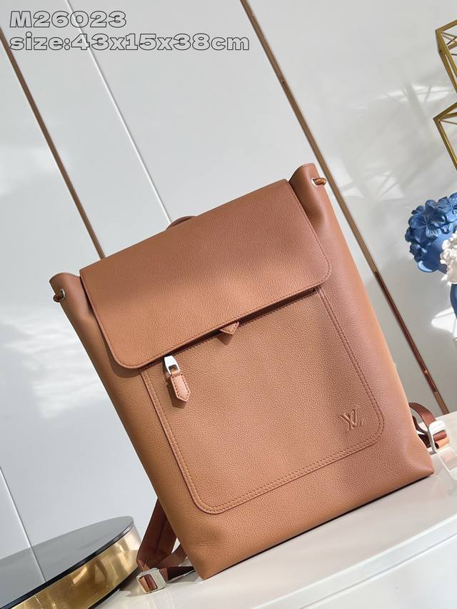 出厂价P 顶级原单 M26023棕 Fastline 双肩包取材柔软耐磨的蜡面牛皮革，以粒面纹理和压纹 Lv 字母打造摩登商务之选。宽敞内部空间彰显功能考量，加