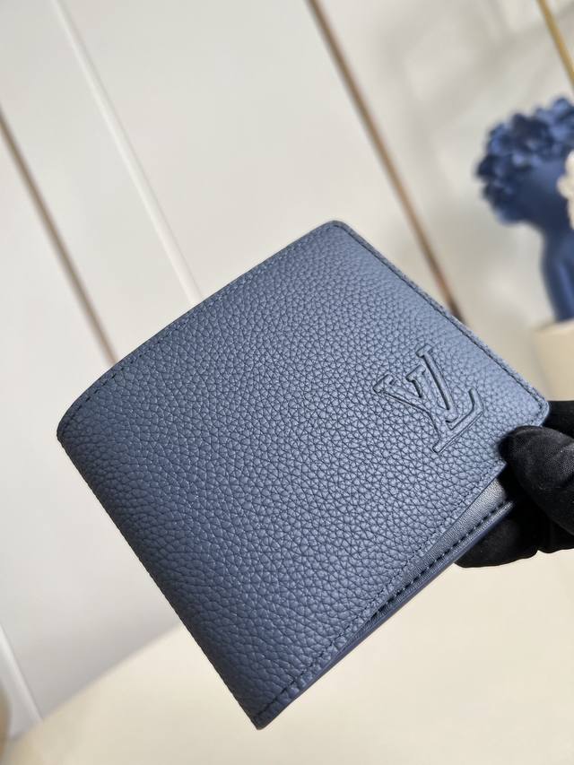 出厂价P 顶级原单 M25983宝蓝 Multiple 钱包采用 Monogram 帆布制造，设有多个口袋，可供放置信用卡、纸币、发票。11.5 X 9 X 1