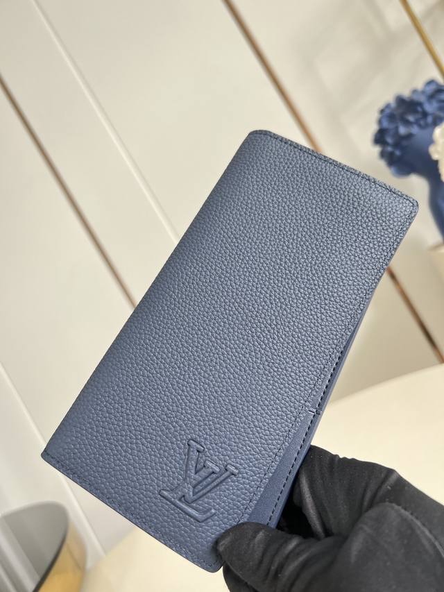 出厂价P 顶级原单 M25978宝蓝 由全新标志性 Monogram Eclipse 帆布裁制而成，此款风格硬朗的 Brazza 钱夹尺寸小巧，能够塞入夹克胸袋