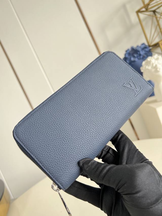 出厂价P 顶级原单 M25989 這款橫式拉鏈錢包是路易威登經典直式拉鏈錢包的另一變奏，設計以Monogram Shadow壓花小牛皮打造，綴有相襯色調的牛皮飾