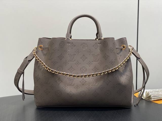 出厂价P 顶级原单 M25876烟熏灰绿色 全皮镂空链条包 Sac Cabas Bella 手袋 这个版本的Bella Ys手提包将为日常服装增添优雅。它由迷迭