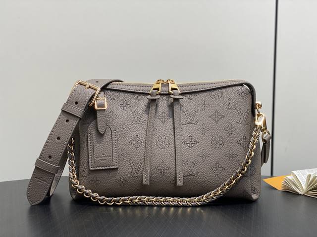 出厂价P 顶级原单 M25904烟熏灰绿色 全皮镂空链条包 Ltvsac Hand It All Pm 手袋 来自返校系列，这款Hand It All Pm包穿