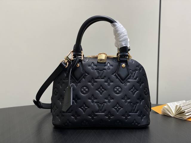 出厂价P 顶级原单 M26489黑色 全皮压花贝壳包 Alma Bb 手袋 充满巴黎优雅气息的Alma Bb。光滑柔和的House的单体面包皮革材质。从1934