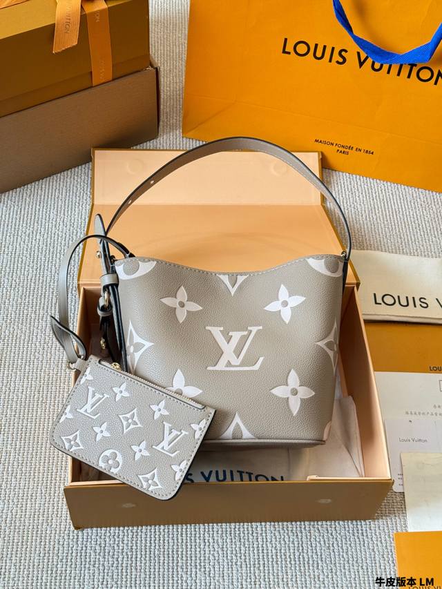 牛皮版本 Lv All Inbb手袋为Monogram牛皮搭配亮泽金属件，以标志性挂锁和名牌彰显经典格调。可调节肩带延续品牌制箱传承，皮革肩带增添斜挎和肩背选择