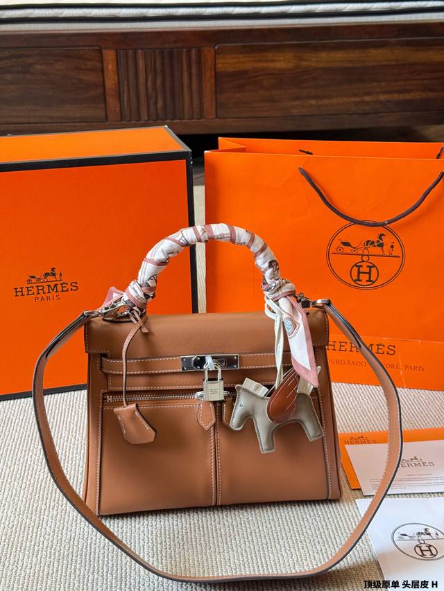 顶级原单 头层皮 爱马仕Lakis 28口袋凯莉包 地这款Lakis 28口袋凯莉包是爱马仕经典凯莉系列的特别版，采用Swift小牛皮，金棕色搭配银色金属扣件，
