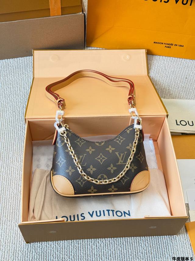 牛皮版本 Lv Boulogne邮差包 牛角包 新款的 Boulogne Size 对比之前小了，但完全不影响它的容量。设计上多加了金色链条 发8，增添时尚感之