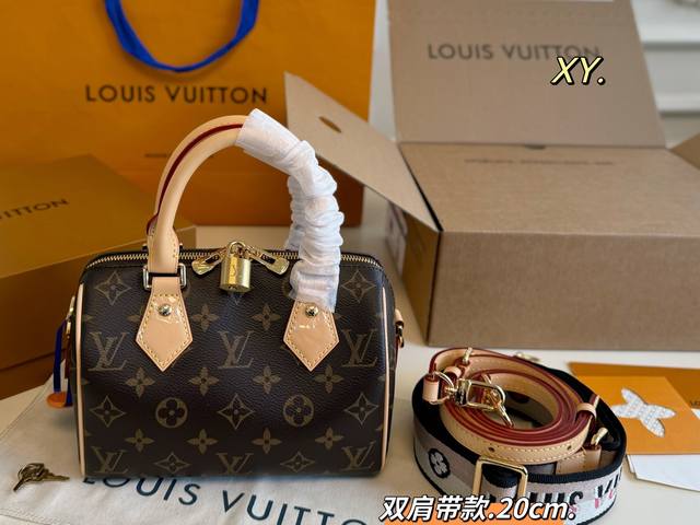20Cm 双肩带款 折叠盒飞机盒 Size：20×14 Lv 路易威登Speedy波士顿枕头包 经典重现，轻便又时尚～ 肩带调节，可手提，可拆卸！ 浓浓复古风，