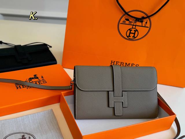配盒 Size：22×14 Hermes 爱马仕Jige手拿斜挎包 超高实用性，掳获众女孩的 配有可拆卸肩带，斜挎手拿 精致百搭，简约大方，高级满满 自重轻，包