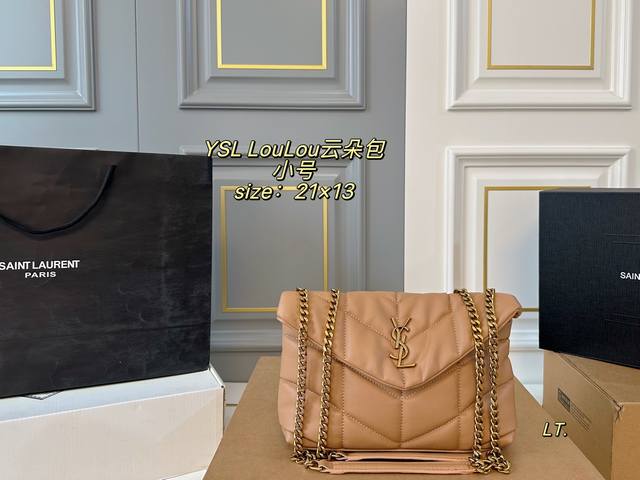 小号 折叠盒飞机盒 Size:21×13小号 Ysl 圣罗兰Lou Lou Puffer云朵包 高级又饱满的包型，软软糯糯！ 圆润造型中带着慵懒，大气 抽拉式链