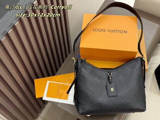 折叠盒 Lv 压花系列 Carryall 本款Carryaii手袋以柔软羊皮革呈现时尚微皱效果，并为深邃背景搭配抛光金属件与慵懒构型。 精致美丽经典款式很耐看，