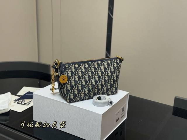 配折叠盒 迪奥Dior 便当包 迪奥顶级原单 经典又高级 尺寸:22.14Cm 很有质感 可盐可甜 上身绝美 无可比拟 是每个追求漂亮的女孩必入单品