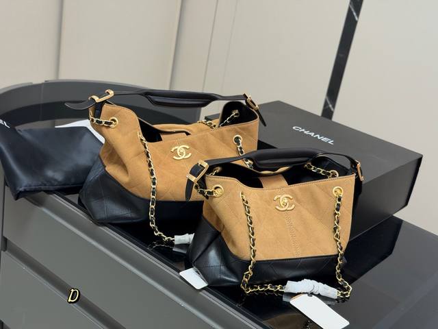 配盒 香奈儿Chanel25A 竖版麂皮托特包 手工坊超耐看的麂皮托特包 美拉德色系也很百搭！手提腋下都可以 主打一个松弛感！灵感来自香奈儿女士的乌木漆面屏风，