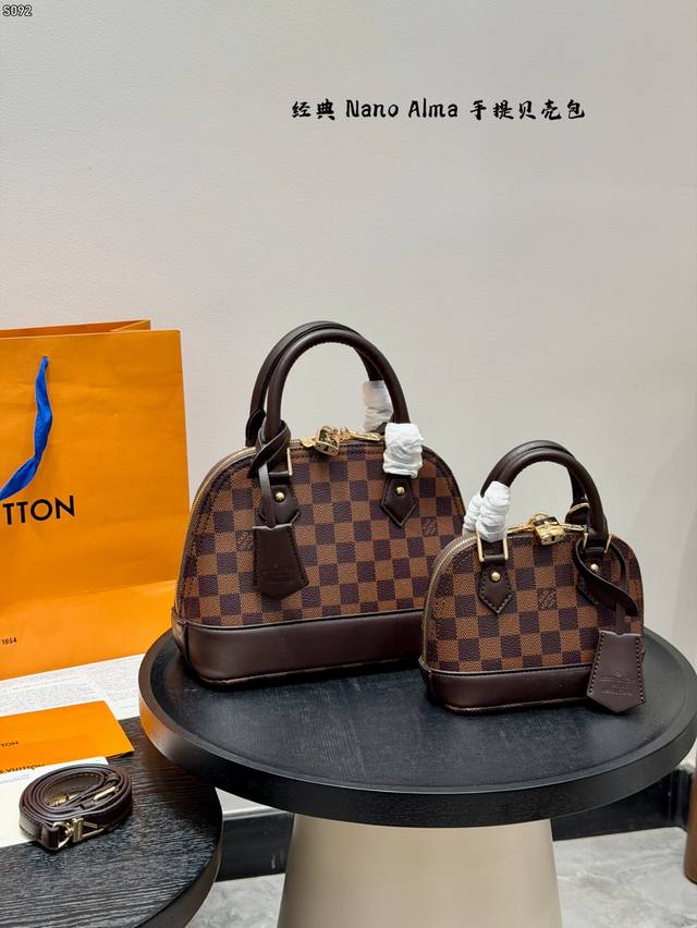 礼盒包装 升级版 Lv Nano Alma 小贝壳手提包经典永存的Lv贝壳包，一直受姐妹们喜爱，Mini款的贝壳包，真的很可爱~ 贝壳包包型优雅流畅，气质中略带