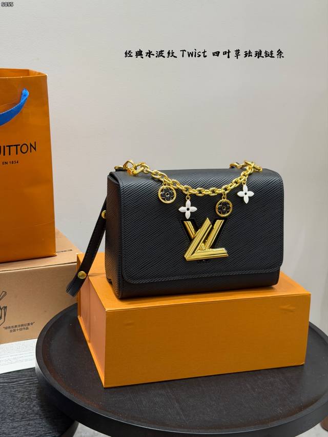 配折叠盒 尺寸23.16 Lv Twist 经典水波纹 扭锁开合四叶草链条手提斜挎包 颜色实物很清新 编织感的金属联系增加了精致感，别致的弧形底座增加了手袋容量