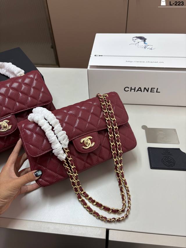 小 配镜子 Chanel香奈儿Cf金扣 优雅时尚就是它的代名词了吧 容量太足够了，出门逛街约会都可以。 L-223尺寸23×12 25×13折叠盒飞机盒