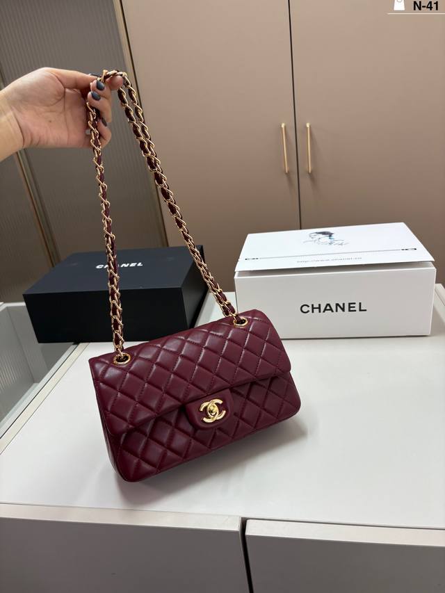 Chanel香奈儿Cf金扣 优雅时尚就是它的代名词了吧 容量太足够了，出门逛街约会都可以。 N-41尺寸23×12折叠盒飞机盒