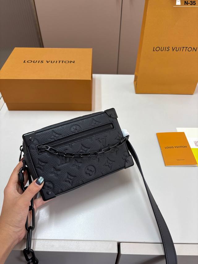 Lv 超人气 软盒子简直太好看了 这款可以手拿 可以斜背 在加上软盒子有加固包边 非常耐用 重量上也很轻 男女都可以用 N-35尺寸18×12 折叠盒