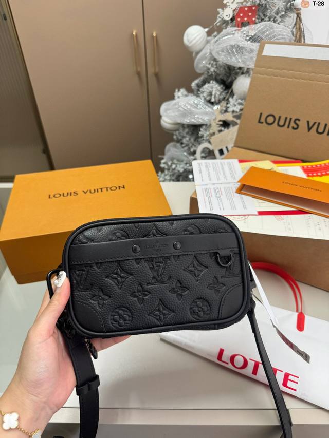 芯片版本 Lv新款Nano Alpha 男士黑武士相机包 超能装，超百搭，超实用的Lv新款男包 T-28尺寸20×12折叠盒飞机盒