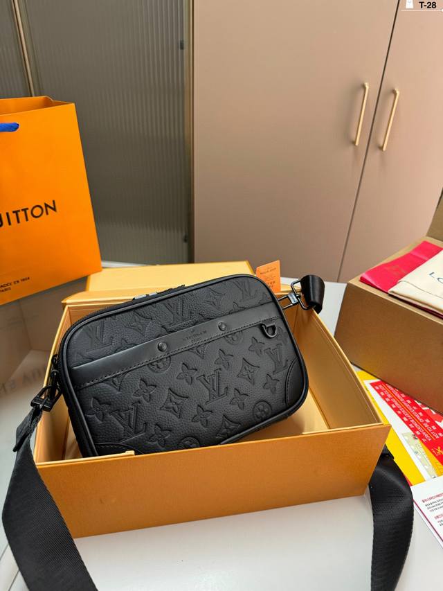 芯片版本 Lv Trunk 相机包24Ss新品牛皮版本 小小的很实用！手机 钱包 烟盒 都Ok！ 送男朋友的小姐姐们可以安排了 T-28尺寸23×15折叠盒飞机