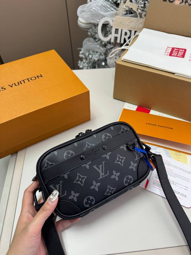 芯片版本 Lv新款Nano Alpha 男士黑武士相机包 超能装，超百搭，超实用的Lv新款男包 T-28尺寸20×12折叠盒
