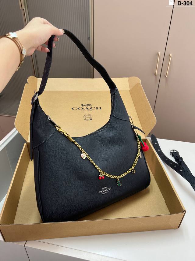 配挂件 Coach蔻驰｜ Brooklyn腋下包 这款Brooklyn单肩包有着优雅的简约设计，尽显纽约的独特态度。 D-304尺寸36×23