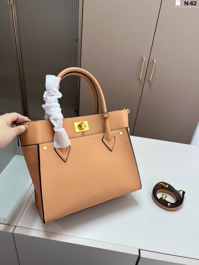 芯片版本 Lv 路易威登 Onmy Side 单肩包入门级的款式哦！绝对的终身款！此物经典不言而喻！街拍和实用都是非常Nb的选择！N-62尺寸30×26