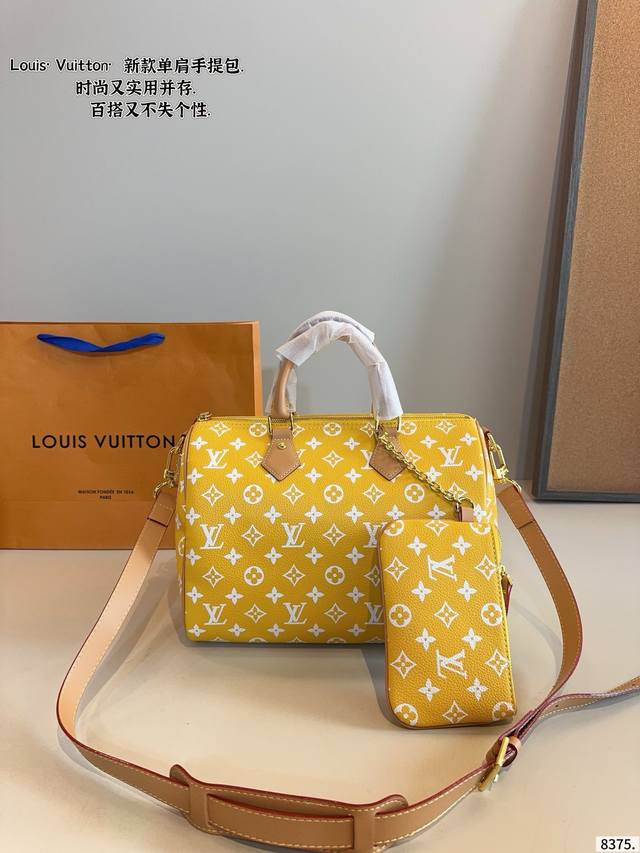 配礼盒. Lv Speedy 枕头包 这款Retiro 手袋以标志性的Lv老花面料制成，搭配奢华的变色牛皮饰边，经典永恒。优雅低调的外形设计和宽敞的包 全包对花