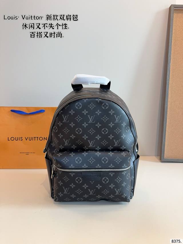Lv Discovery 双肩包 男生日常休闲搭配的理想选择～ 实用又百搭，小小的身体大大的空间 非常适合放随身物品~ 面料耐磨耐刮蹭，适合男生大大咧咧的性格尺