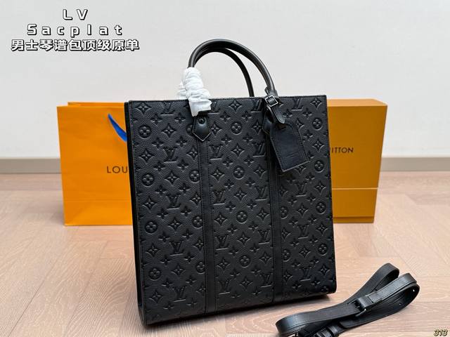 Lv Sac Plat 男士琴谱包 头层牛皮 顶级原单 实在太好看了！百看不厌。 一眼就让人心动的包。 尺寸合适，既能装又不重！ 肩带可调整、可拆卸 手提和单肩