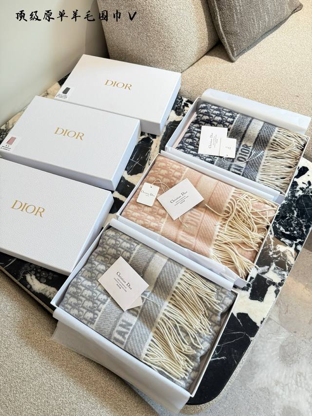 今天的氛围感是Dior 迪奥给的裸粉真爱 米白色和玫瑰粉双面山羊绒 100% Oblique印花迪奥Dior围巾杀疯了~这是什么公主级别 经典灰色超级百搭，无论