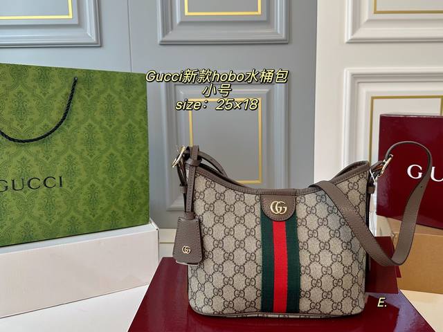 小号 折叠盒 Size：25×18小号 Gucci古驰新款Hopo水桶包 肩带调节长短，腋下 单肩，不同身高都友好～ 又是一款百搭又通勤的爆款呀 一眼就相中的包
