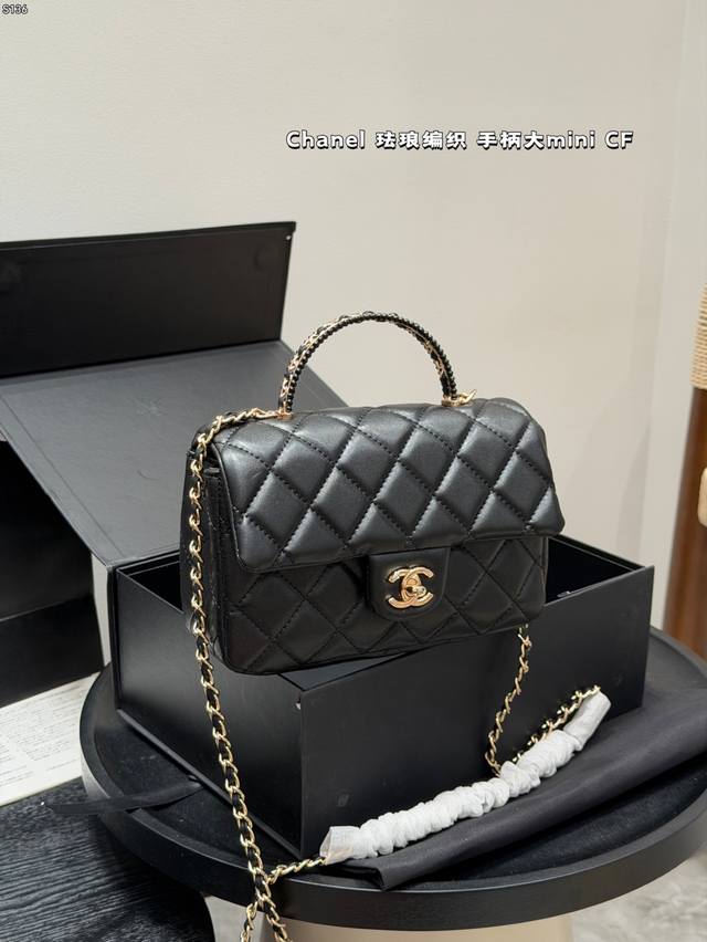 折叠礼盒 升级版 Chanel香奈儿Cf大Mini编织金属手柄方胖子 Cf Handle 气质与经典的神包 可以手提的链条Cf 很多东西可以模仿，唯有气质模仿不