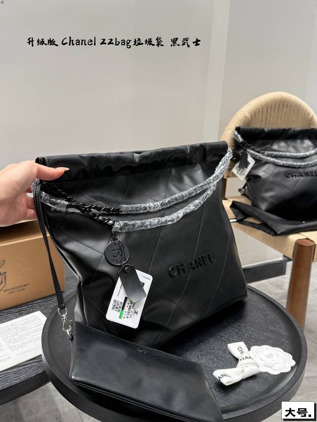 大小同价 礼盒包装 尺寸32.35 小号 35.39 大号 香奈儿 24C 22Bag垃圾袋 Chanel 黑武士 链条设计随意感更加丰富 外观简洁且注重实用功