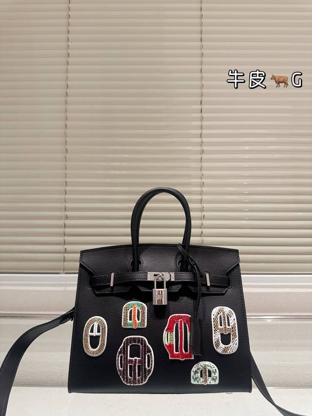 原单版本 头层皮 爱马仕 25铂金 徽章 还得呈现Blingbling的对比度在皮Togo还是雾面暗光下质感呈现都一般 年会聚餐暗光下想要突出人群焦点就选吸亿简