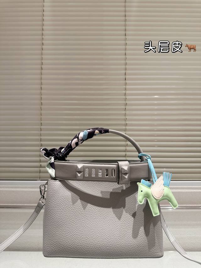 爱马仕手提肩背包 Medor Togo皮木偶灰 大女主风的设计 低调有质感，单肩手提都可以 肩带不可调节，不可拆卸 工价20W，二级市场巨香 25Cm