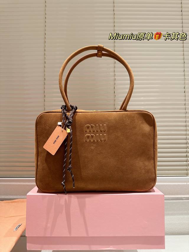 配盒 Size：35*22Cm Miumiu保龄球 公文包 对版面料 皮质光滑细腻柔软， 棉质缎面衬里。 背起来都很Nice 哦 可手拎也可斜挎！ 出场就是Mi