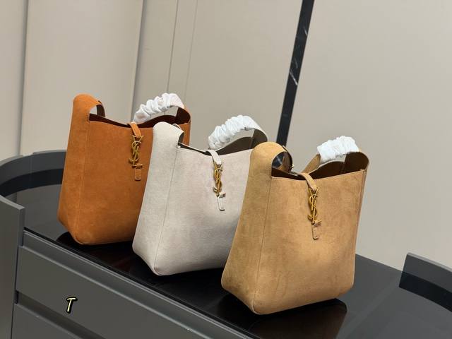 配折叠盒飞机盒 Ysl圣罗兰水桶Hobo Saint Laurent将于本月陆续上新 延续Ysl女郎的优雅独立气质。 全新Gaby手袋采用 尺寸: 28.28C