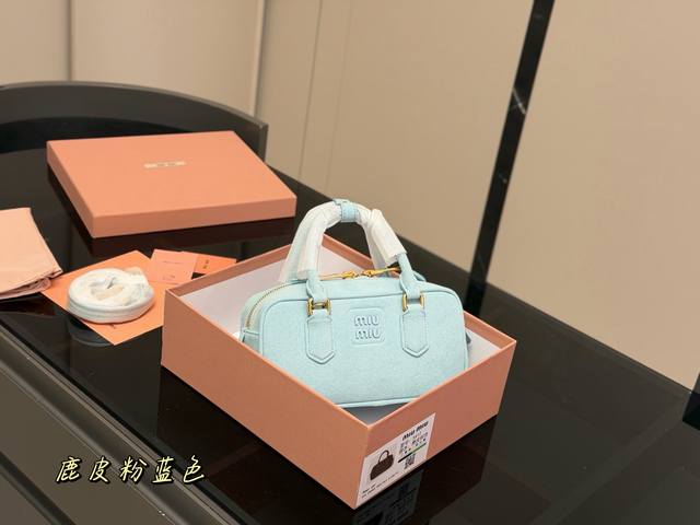 升级版配盒 Size：23*12Cm Miumiu保龄球 新尺寸 很难不爱啊啊！ 这个尺寸很难不动心哦！ 可手拎也可斜挎 容量足足的~~ 出场就是Miumiu小
