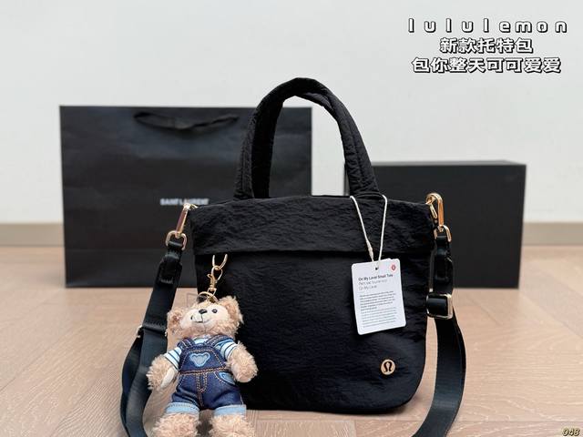 Lululemon新款托特包 包你整天可可爱爱 小小一个很好看，容量很不错！ 日常出行完全够用！ 预计会成为下一个爆款 尺寸：上沿宽28高20