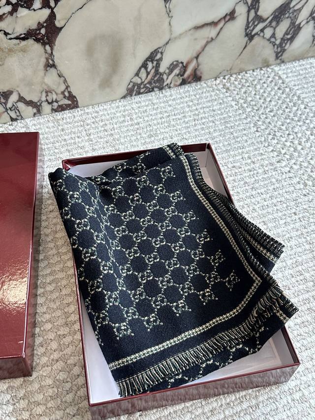 配盒 羊绒围巾 Size：48* Cm Gg 新款提花双面围巾 双面可用 羊毛手感超级厚实柔软舒服 自带高级气场， 稳稳的“高段位”