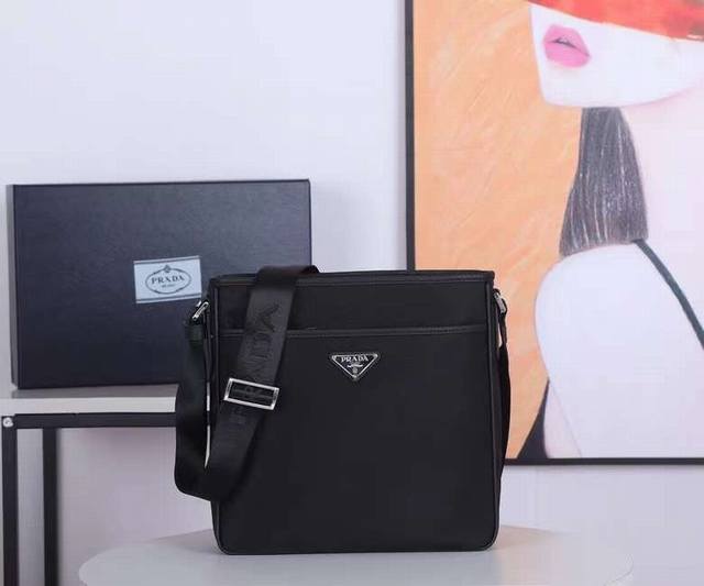 型号2Vh797 ! 新款尼龙斜挎包专柜官网同步,顶级专柜品质,韩国进口降落伞面料,防水效果十分强悍;原版锦纶里布,原版五金,抛光钢质配件和黑色真钛拉链;纯铜电 型号2Vh797 ! 新款尼龙斜挎包专柜官网同步,顶级专柜品质,韩国进口降落伞面料,防水效果十分强悍;原版锦纶里布,原版五金,抛光钢质配件和黑色真钛拉链;纯铜电