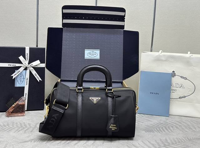 新款手提包1Bb233 这款手提包选用创新的可持续再生尼龙织物 Re-Nylon 打造，结构挺括，搭配Saffiano皮革和金属五金配件等雅致细节。精致实用，饰