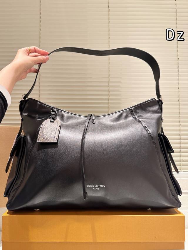 大号 原单 动态芯片 飞机盒Carryalldark 中号手袋 本款 Carrvall Dark 中号手袋以柔软羊皮革塑造时尚慵懒 廓形为 春夏秀场造型增添瞩目 大号 原单 动态芯片 飞机盒Carryalldark 中号手袋 本款 Carrvall Dark 中号手袋以柔软羊皮革塑造时尚慵懒 廓形为 春夏秀场造型增添瞩目