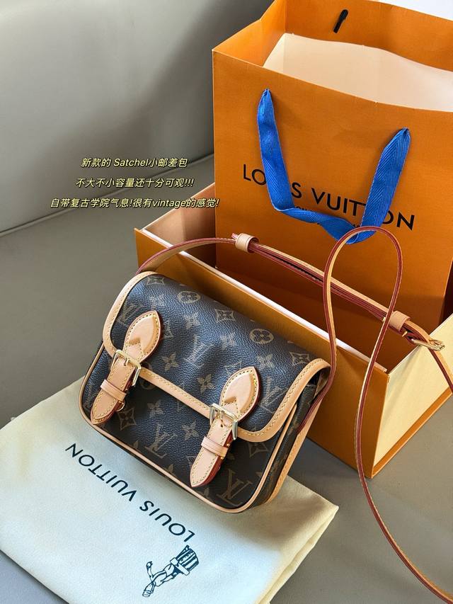 配盒 Size：20*14Cm L家 邮差包男包新品！ 新款的 Satchel小邮差包 不大不小容量还十分可观很有Vintage的感觉