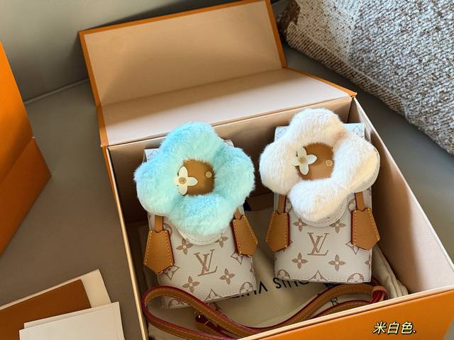 配盒 Size：10*18Cm L家 限定Vivienne手机包来喽 谁能拒绝毛绒绒的Vivienne呢 精准抓住你的少女心 小花花手感超级好， 实物超级美，