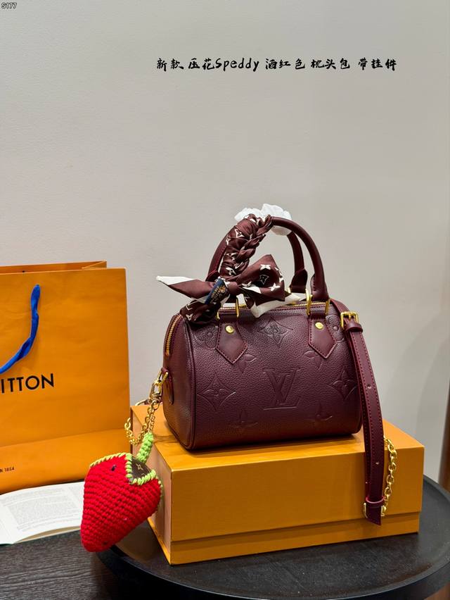礼盒包装 搭配草莓挂件 带丝巾！ 尺寸20*15Cm Lv 25Fw Speedy20 枕头包压花酒红色 整体的感觉 上身超甜超嫩 可以手提可以斜挎 小巧精致可