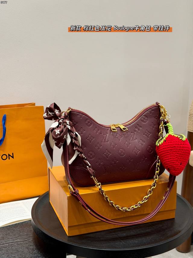 礼盒 搭配草莓挂件 带丝巾！ Size：26*16Cm Lv Boulogne 酒红棕红色压花牛角包 腋下背好看！ 斜挎包也好看！ 越看越耐看的包包！ 上身效果